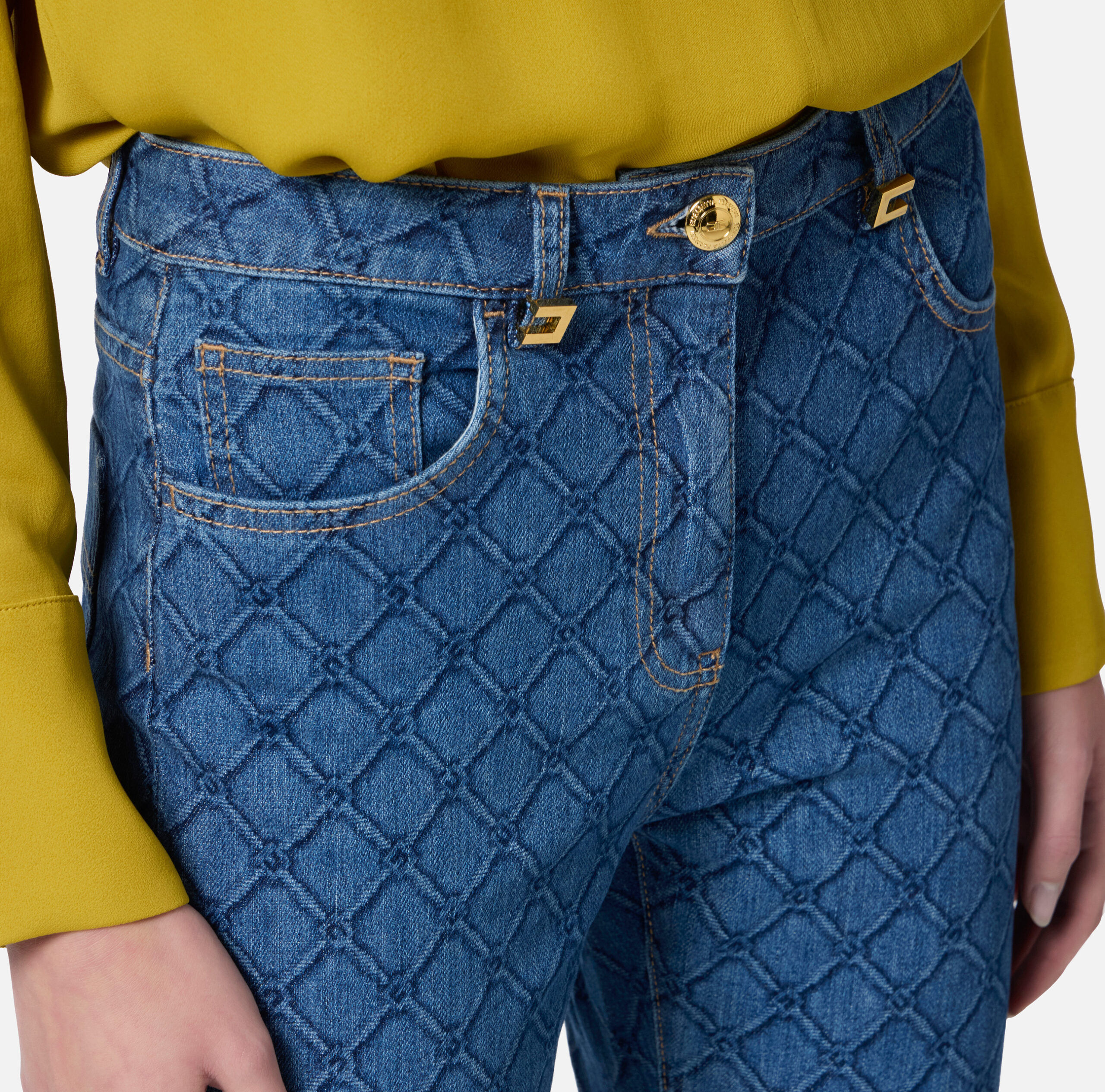 Pantalón denim con rombos all-over - Imagen 4