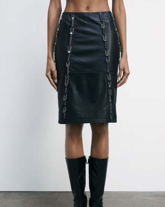 Falda midi de piel con tachuelas y piercings