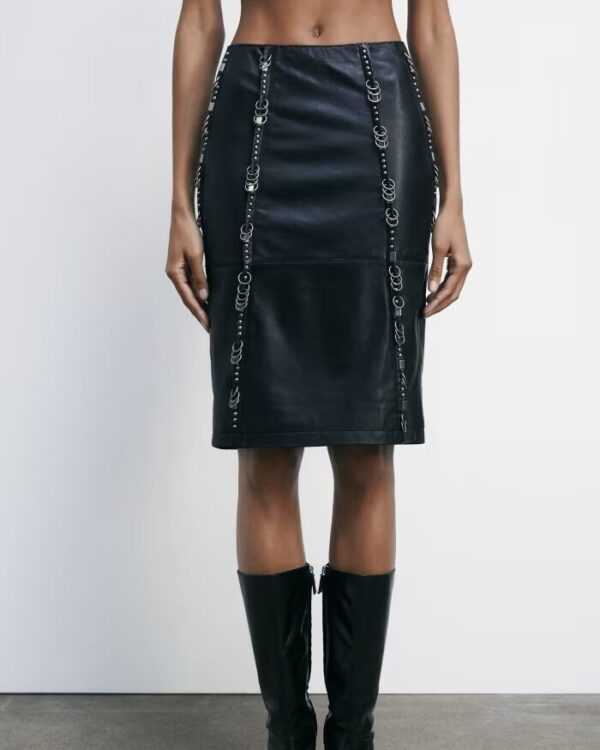 Falda midi de piel con tachuelas y piercings