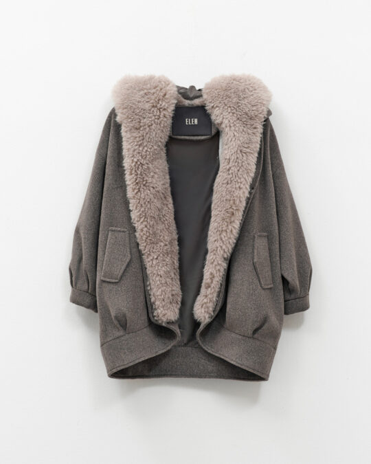 Abrigo Gris con Detalle de Shearling