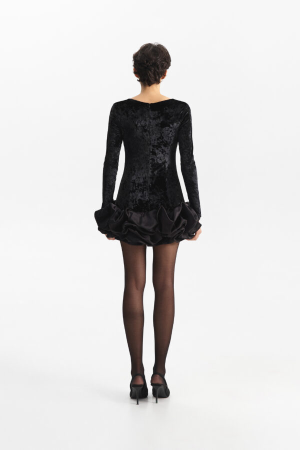 Vestido de Terciopelo Negro con Falda Drapeada - Imagen 2