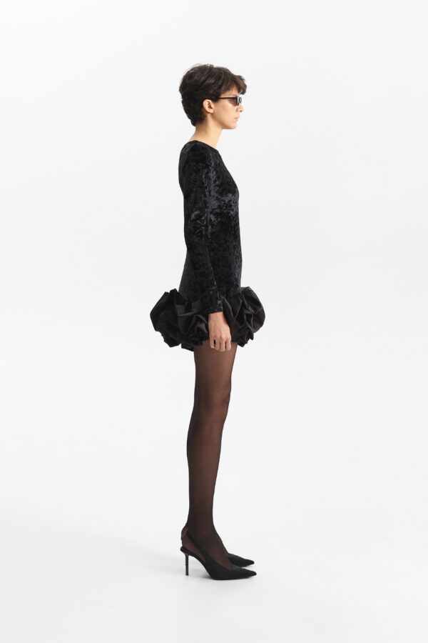 Vestido de Terciopelo Negro con Falda Drapeada - Imagen 3