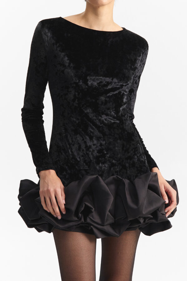 Vestido de Terciopelo Negro con Falda Drapeada - Imagen 4