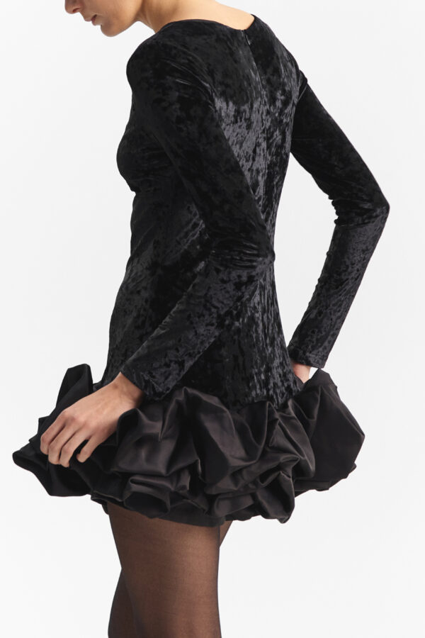 Vestido de Terciopelo Negro con Falda Drapeada - Imagen 6
