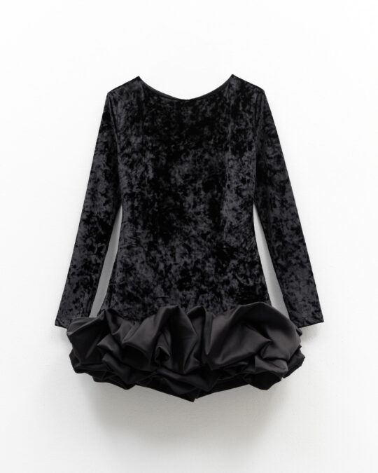 Vestido de Terciopelo Negro con Falda Drapeada