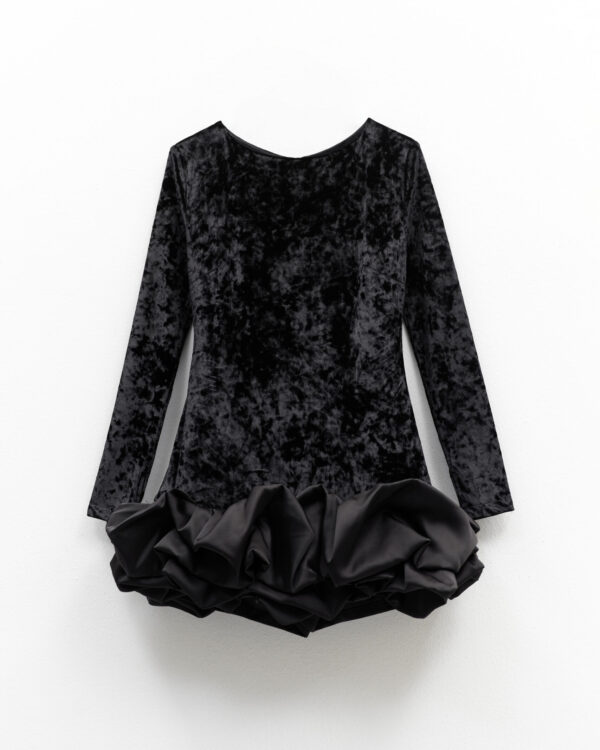 Vestido de Terciopelo Negro con Falda Drapeada