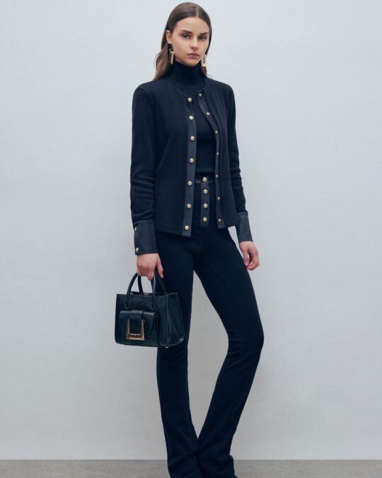 Cardigán Negro con Botones Dorados y Cuello Alto