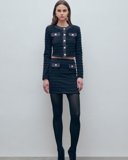 Chaqueta Negra de Tweed con Botones Dorados