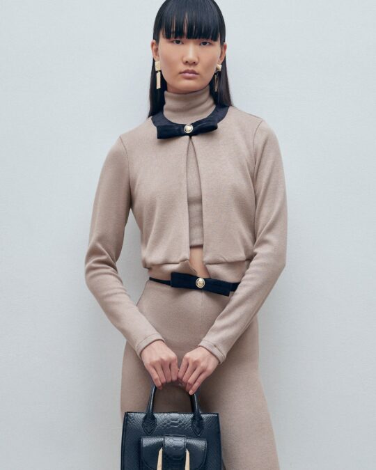 Chaqueta Beige con Lazo Negro