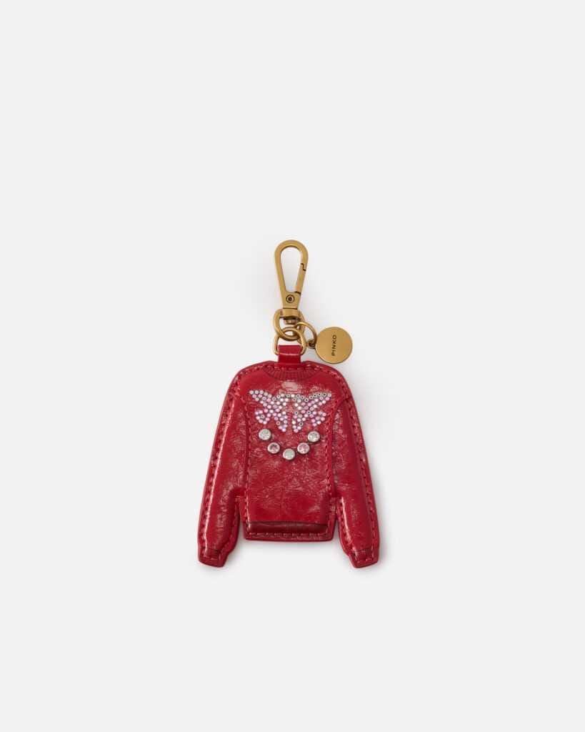 Llavero con dije de sudadera roja y pedrería