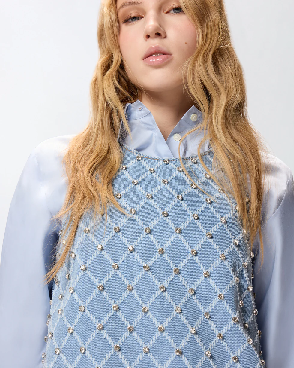 Vestido vaquero corto con diseño de rombos y strass - Imagen 4