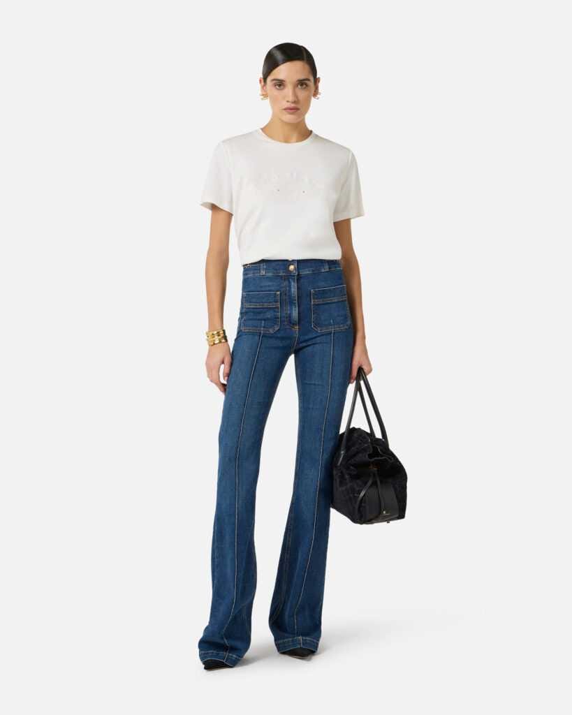 Pantalón denim acampanado con detalles logotipo