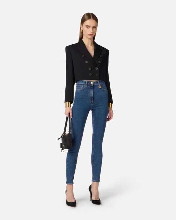 Pantalón denim pitillo con detalle de logotipo