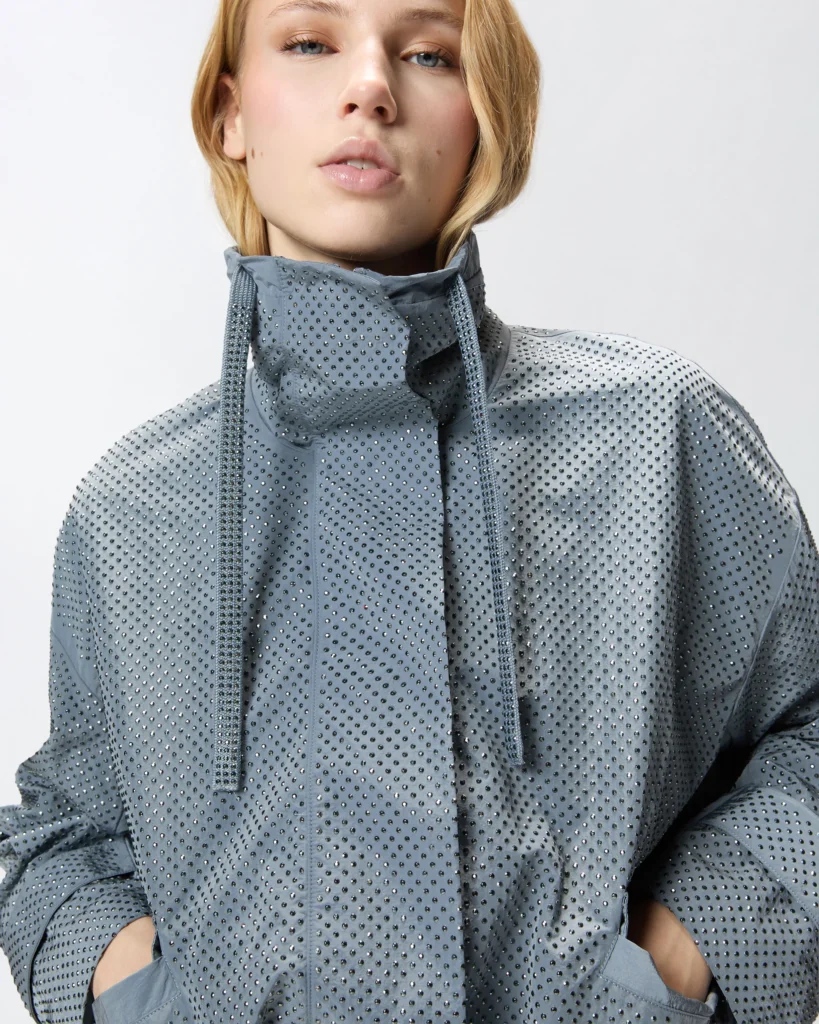 Chaqueta blusón con microtachuelas integrales