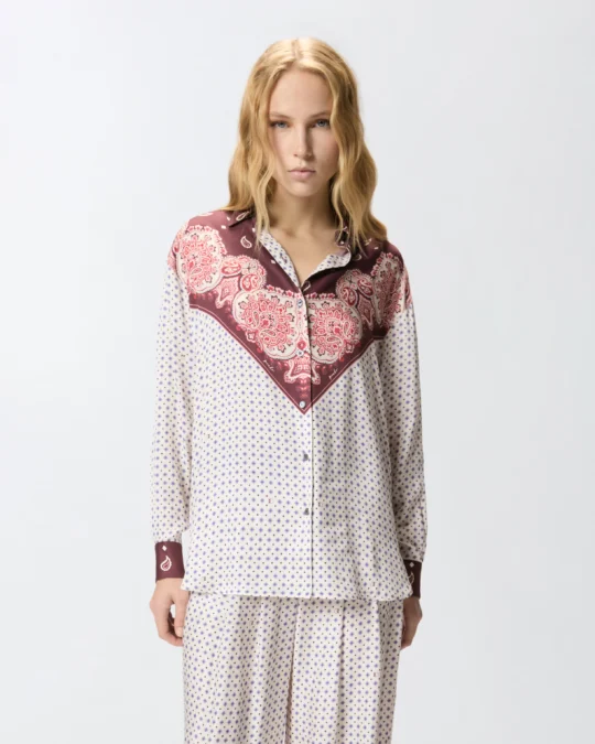 Camisa con motivo de corbatería y estampado aplicado