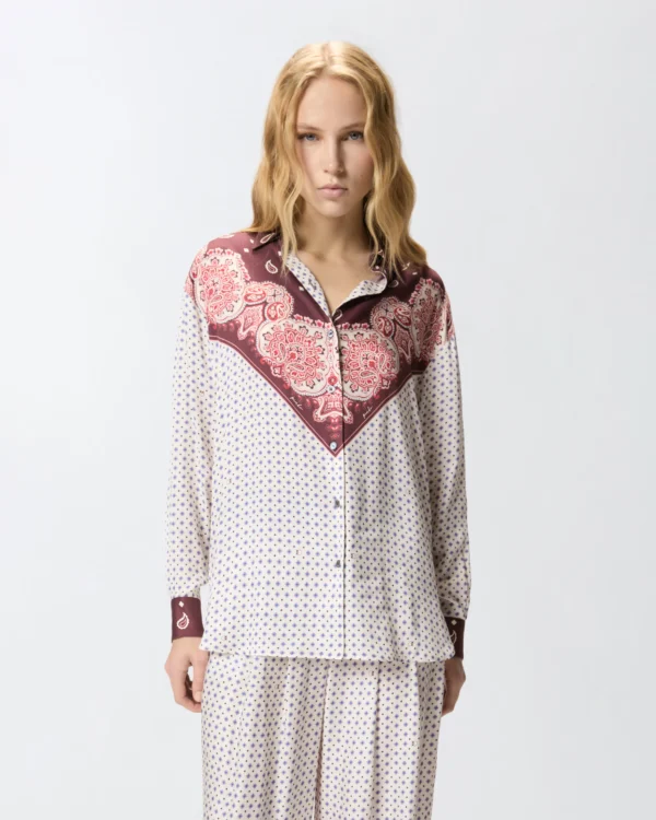 Camisa con motivo de corbatería y estampado aplicado