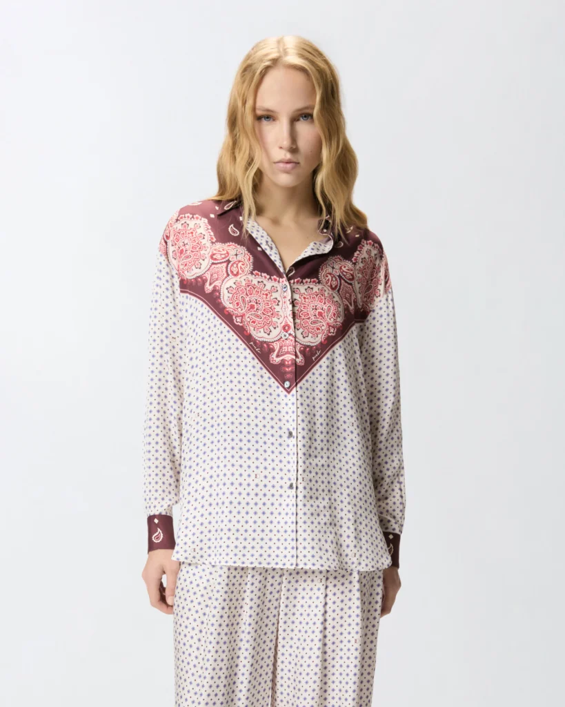Camisa con motivo de corbatería y estampado aplicado