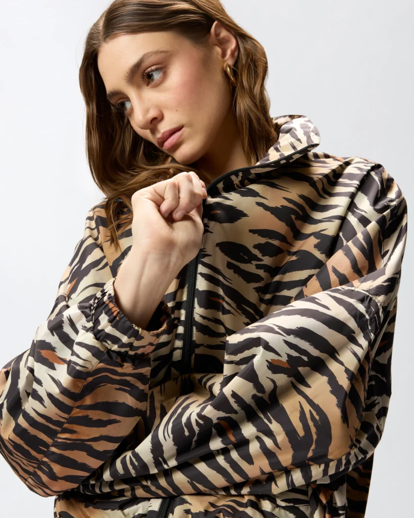 Cazadora con cremallera y estampado atigrado
