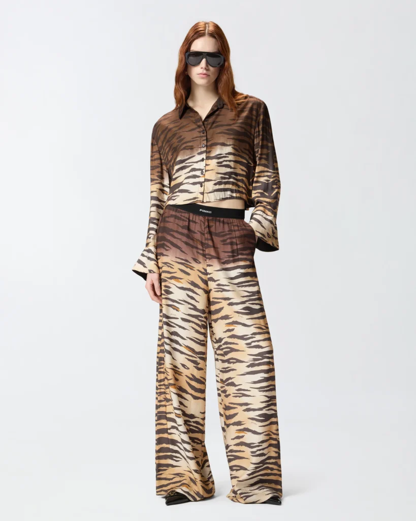 Pantalones fluidos con estampado atigrado
