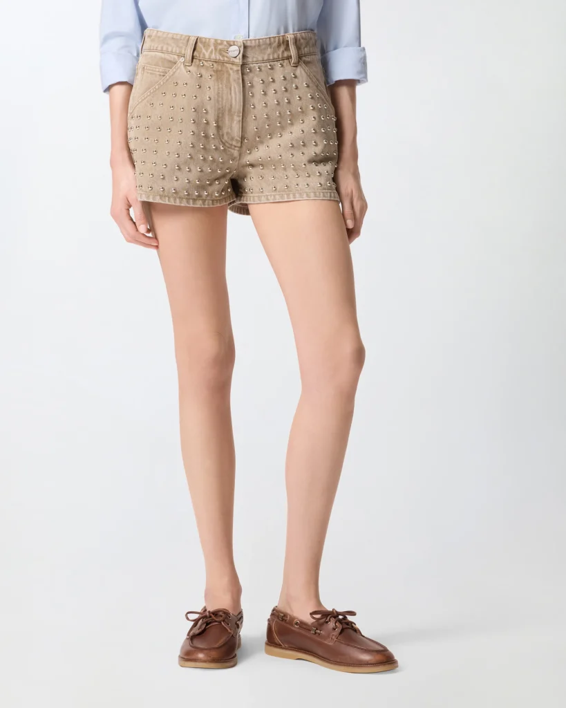 Shorts de denim marrón con tachuelas