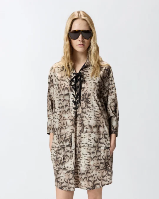 Vestido corto con estampado de serpiente y cintas en el escote