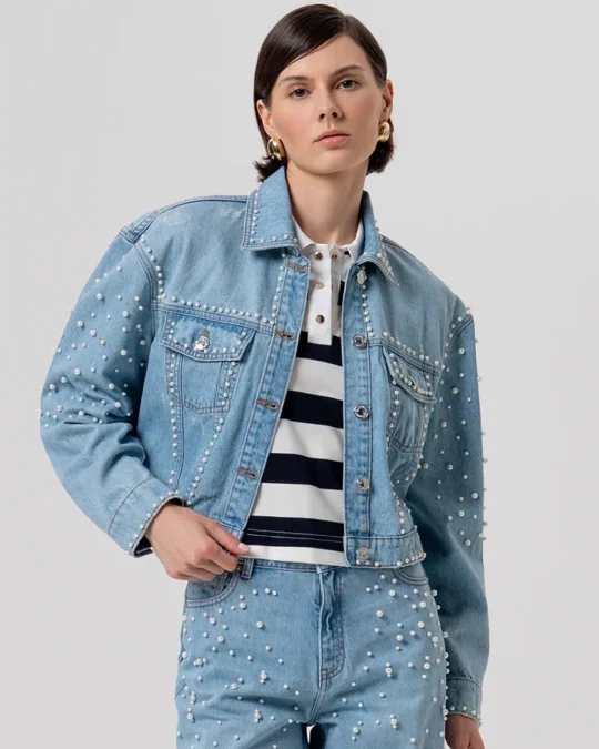 Chaqueta regular fit confeccionada en denim con lavado claro y perlas