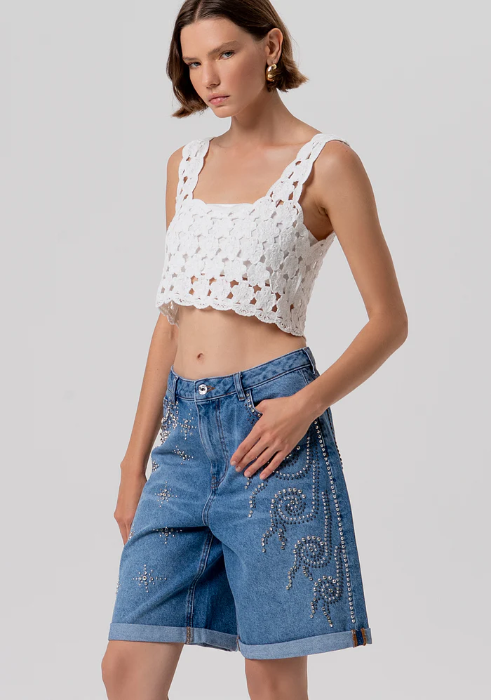 Bermuda acampanada en denim con lavado medio y aplicaciones brillantes - Imagen 2