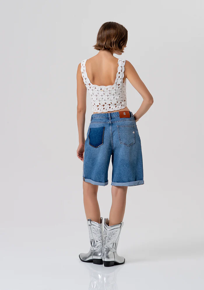 Bermuda acampanada en denim con lavado medio y aplicaciones brillantes - Imagen 3