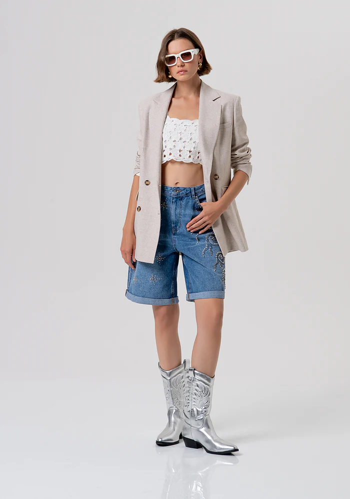 Bermuda acampanada en denim con lavado medio y aplicaciones brillantes - Imagen 4