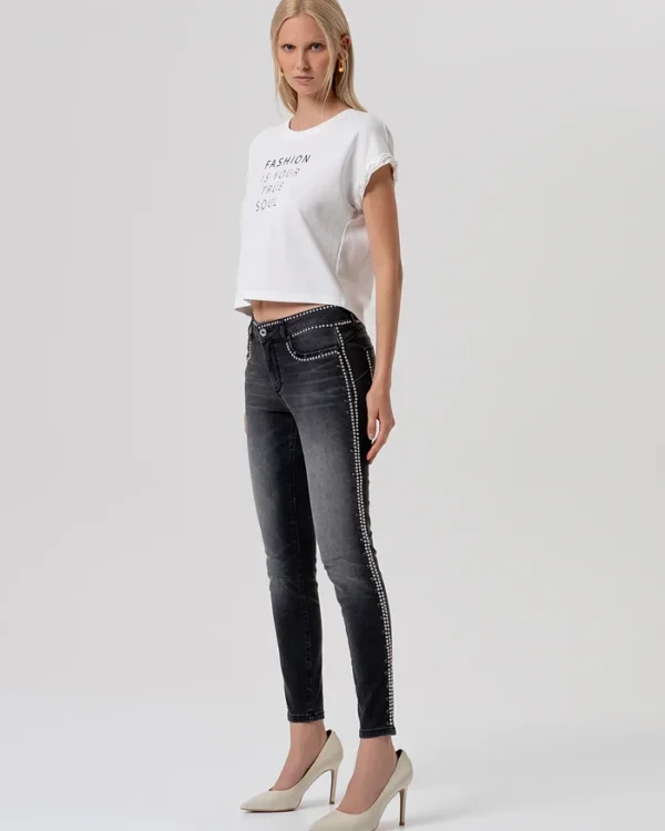 Jeans slim fit con efecto push-up en denim negro con lavado medio