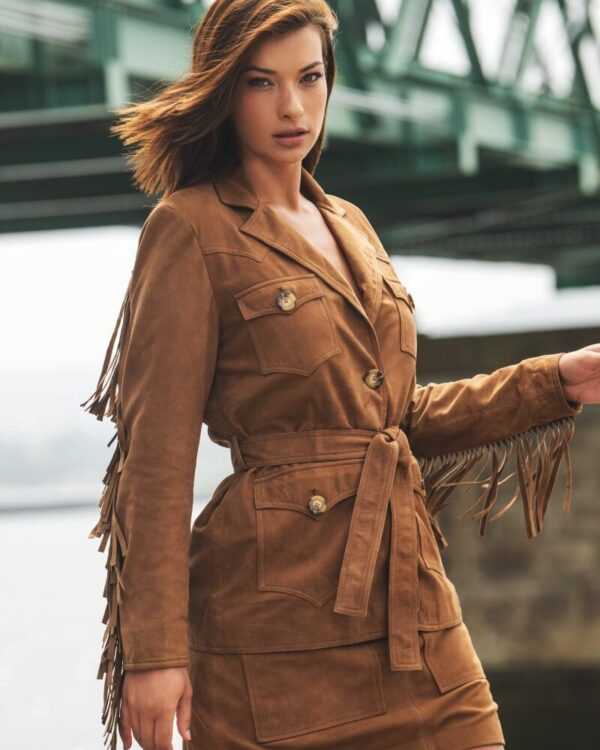 Chaqueta ante marrón con flecos y cinturón