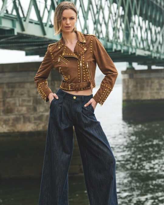 Chaqueta Cropped Biker Marrón con Tachuelas Doradas
