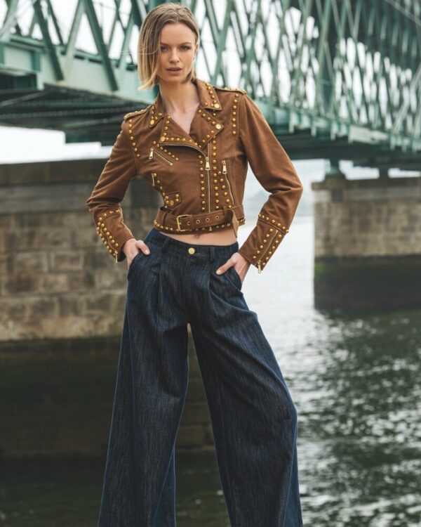 Chaqueta Cropped Biker Marrón con Tachuelas Doradas
