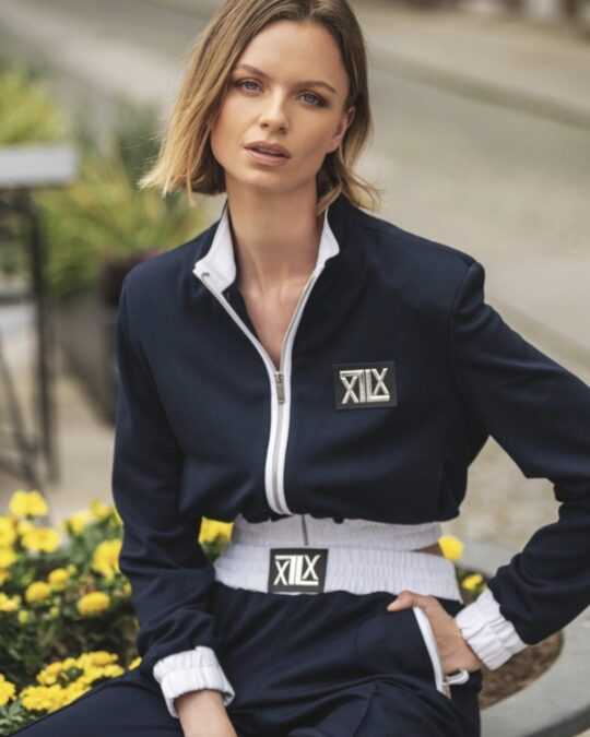 Bomber cropped azul marino con ribetes blancos y logo