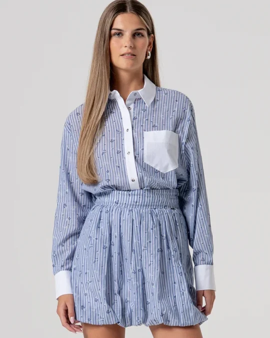 Falda acampanada de corte globo con rayas y flores