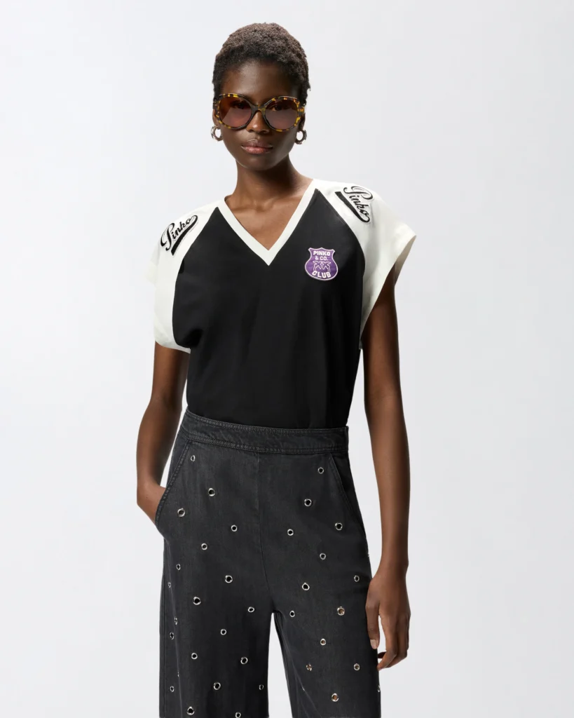 Camiseta con cuello de pico y parches con logotipo