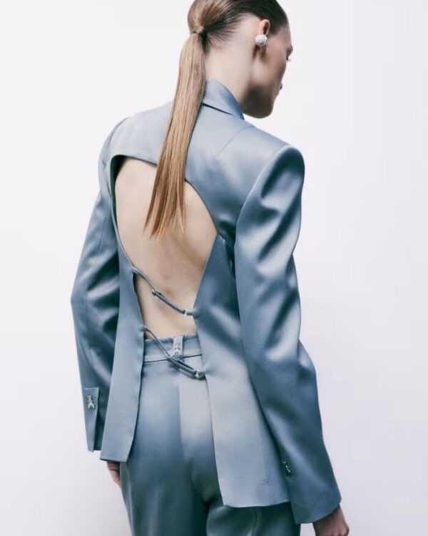 Blazer de satén con cut-out