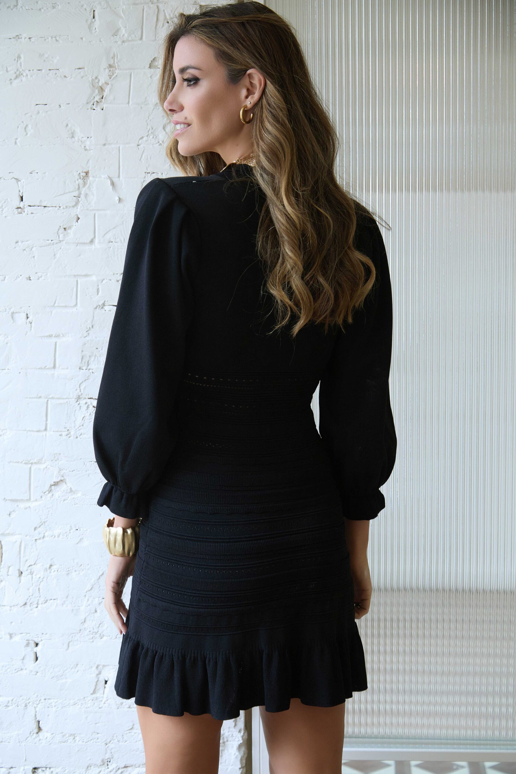 Vestido Mini Negro con Mangas Puff y Detalle Encaje - Imagen 3