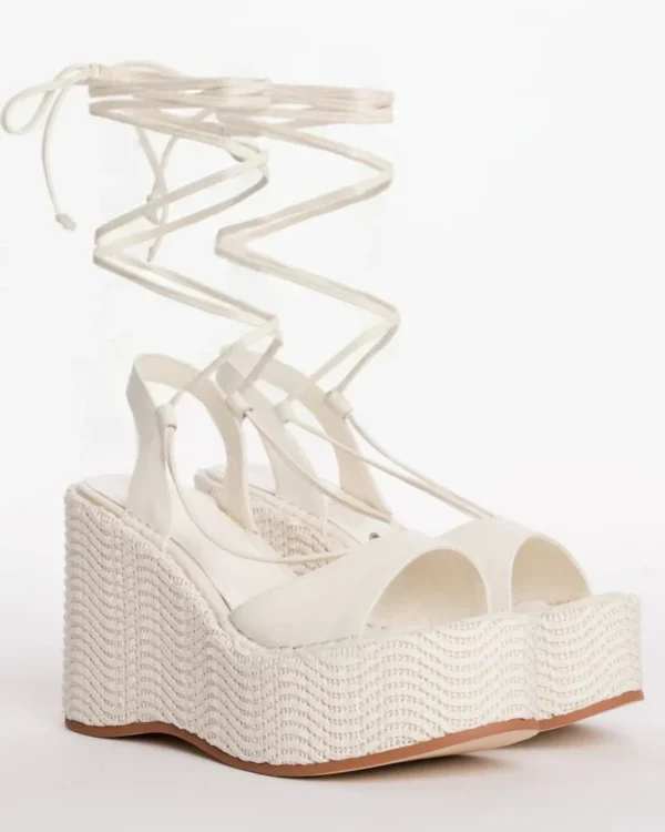 Sandalias de cuña alta con cordones