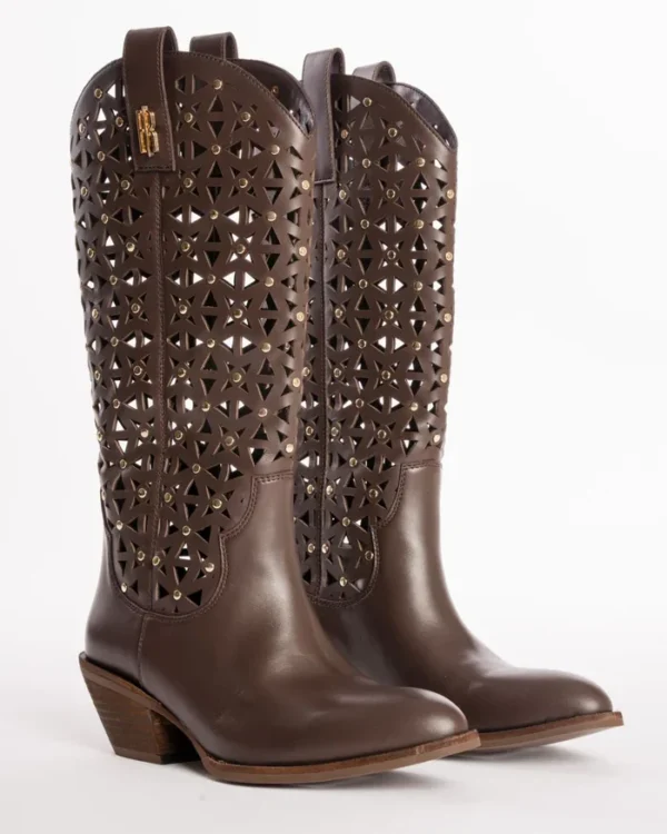 Botas vaqueras cortadas con láser con detalles de tachuelas