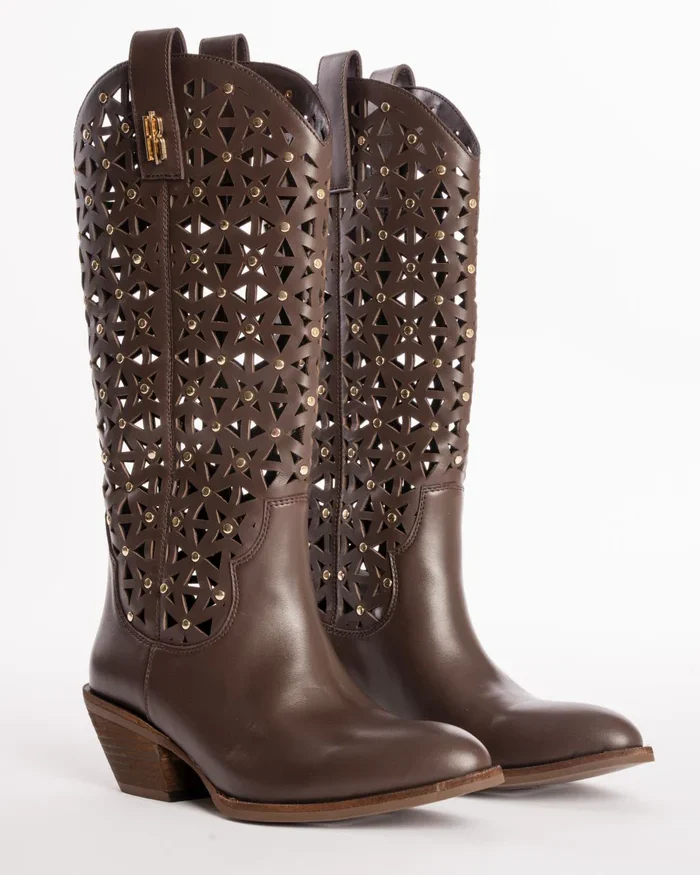 Botas vaqueras cortadas con láser con detalles de tachuelas - Próximamente