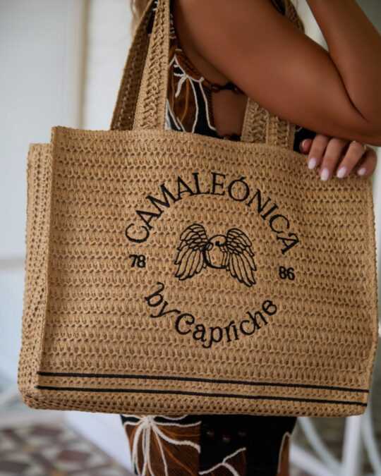 Bolso Tote Rafia Natural Camaleónica con Bordado Alas y Logo