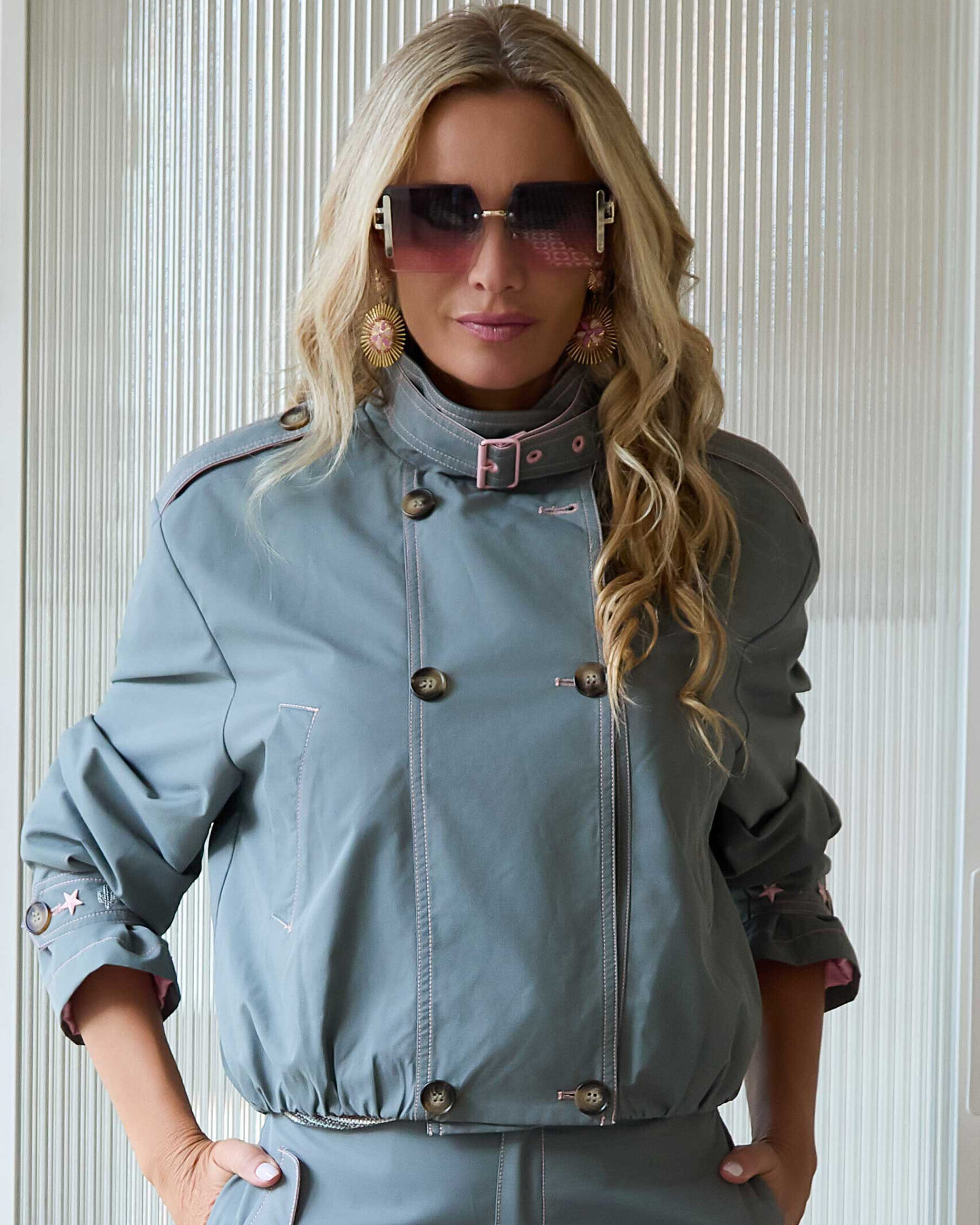 Chaqueta Militar Verde Salvia con Bordado Trasero Camaleónica