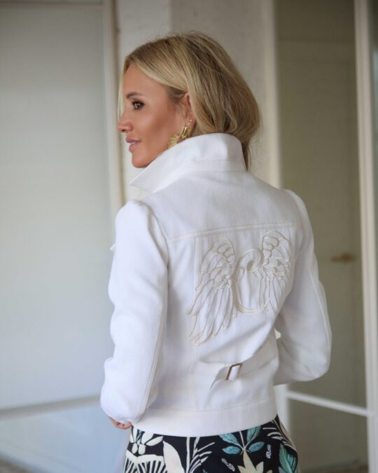 Chaqueta Blanca Cropped con Bordado Alas en Espalda