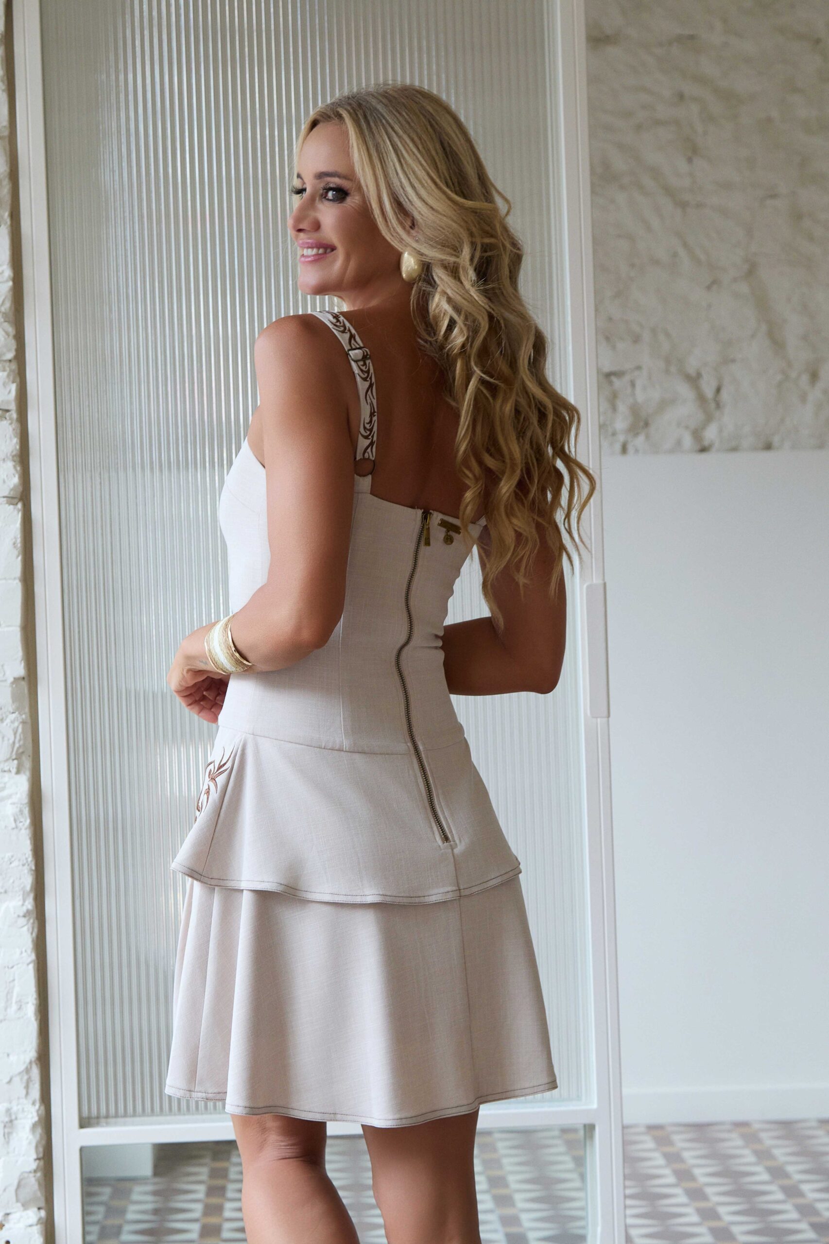 Vestido Mini Beige con Volantes en Capas y Bordado - Imagen 4