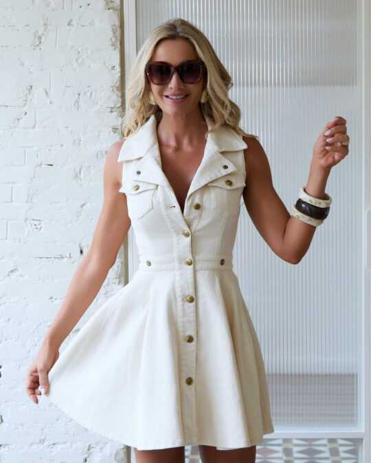 Vestido Mini Blanco con Cuello Camisa y Corsé Trasero