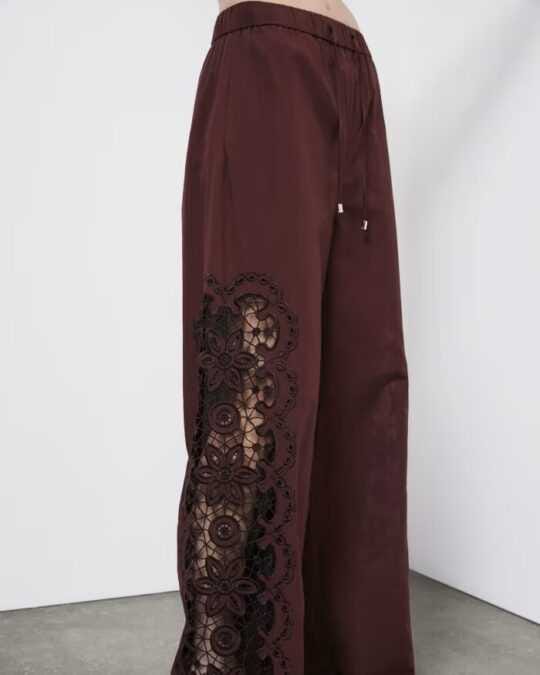 Pantalón con bordado