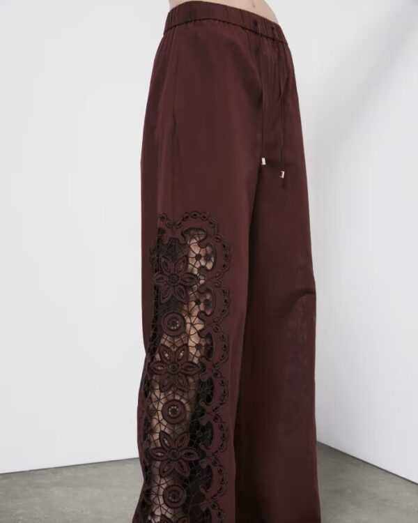 Pantalón con bordado