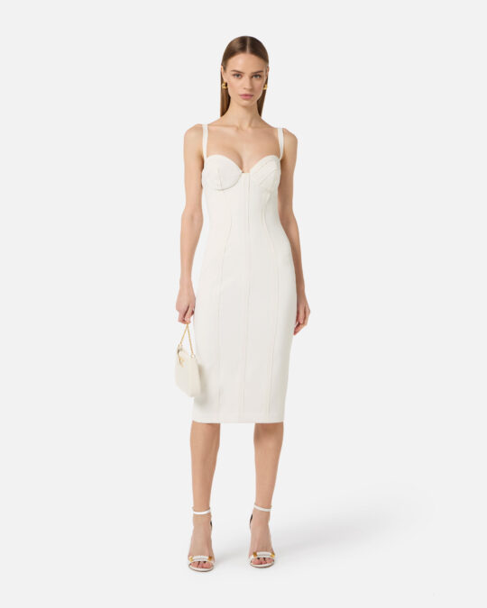 Vestido de crepé ligero con tela sin rematar