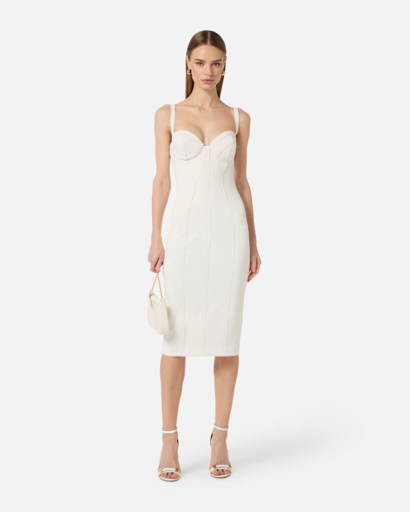 Vestido de crepé ligero con tela sin rematar